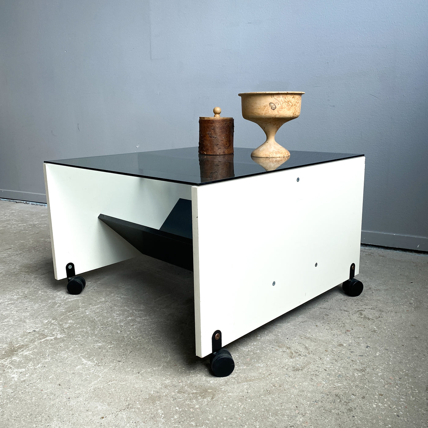 Soffbord med rökfärgad skiva - 70-tal