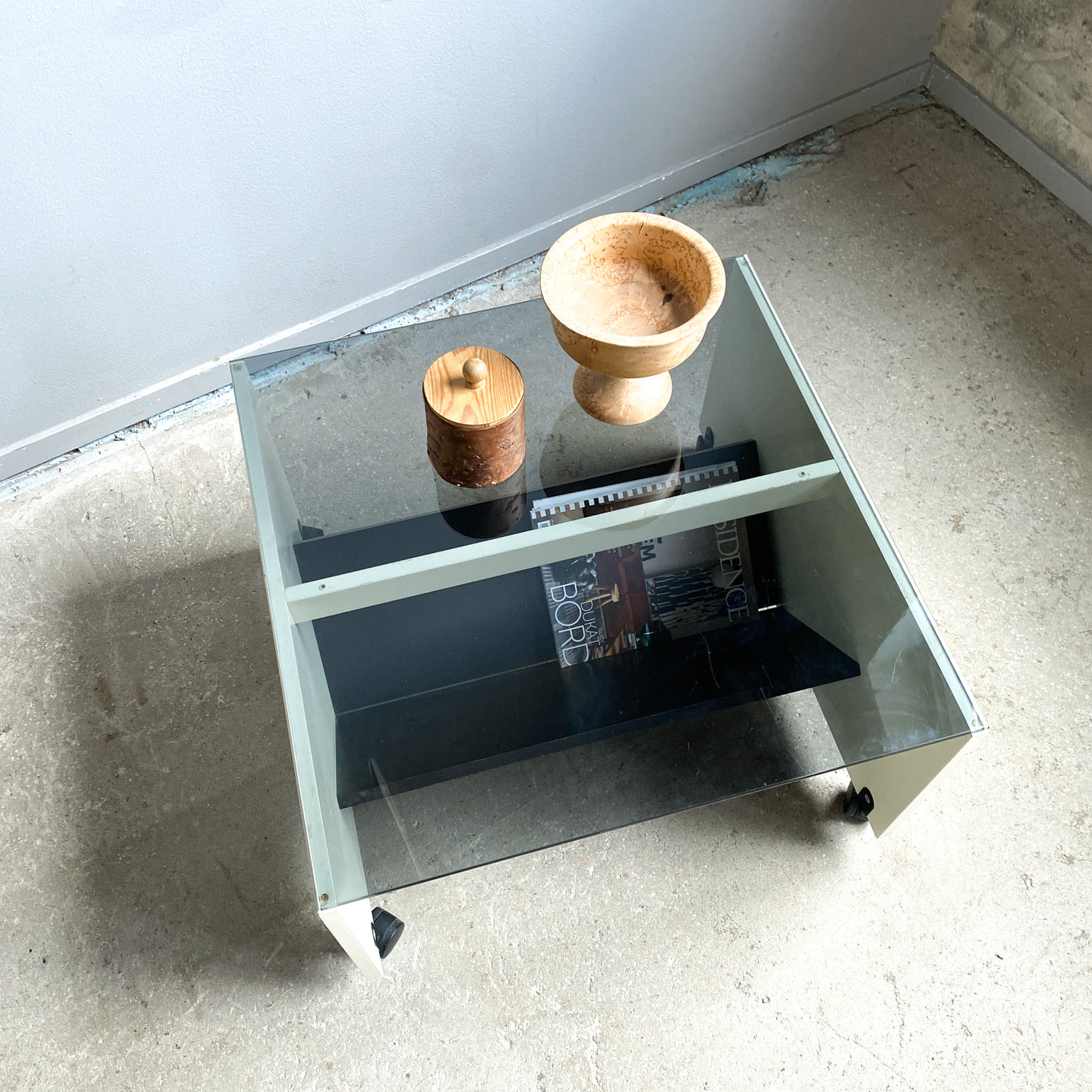 Soffbord med rökfärgad skiva - 70-tal