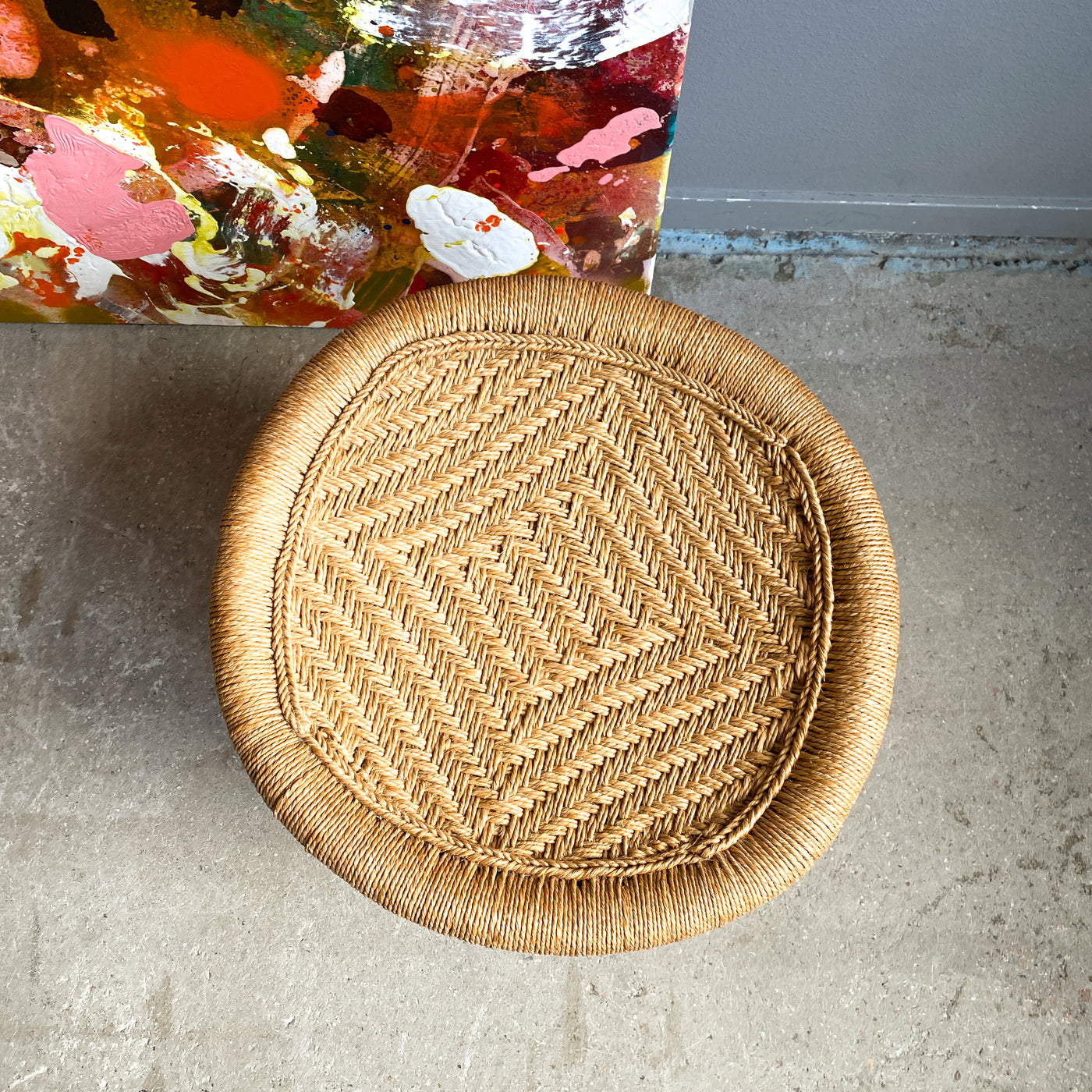 Sittpuff i rotting med fårskinnsdyna