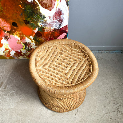 Sittpuff i rotting med fårskinnsdyna