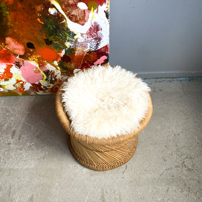 Sittpuff i rotting med fårskinnsdyna