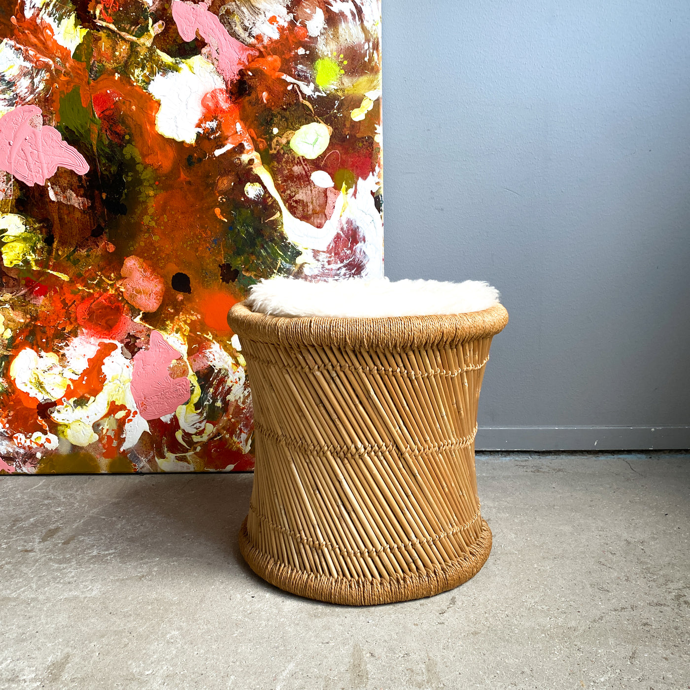 Sittpuff i rotting med fårskinnsdyna