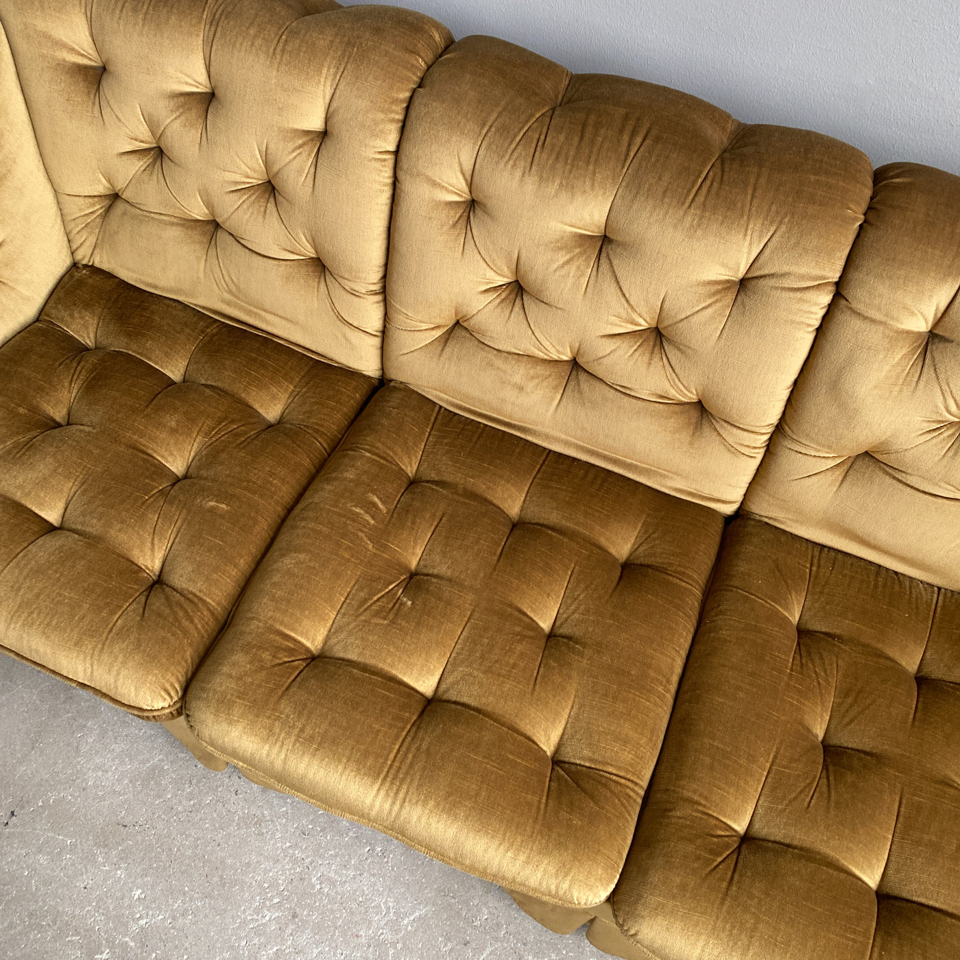 Olivgrön plyschsoffa 70-tal
