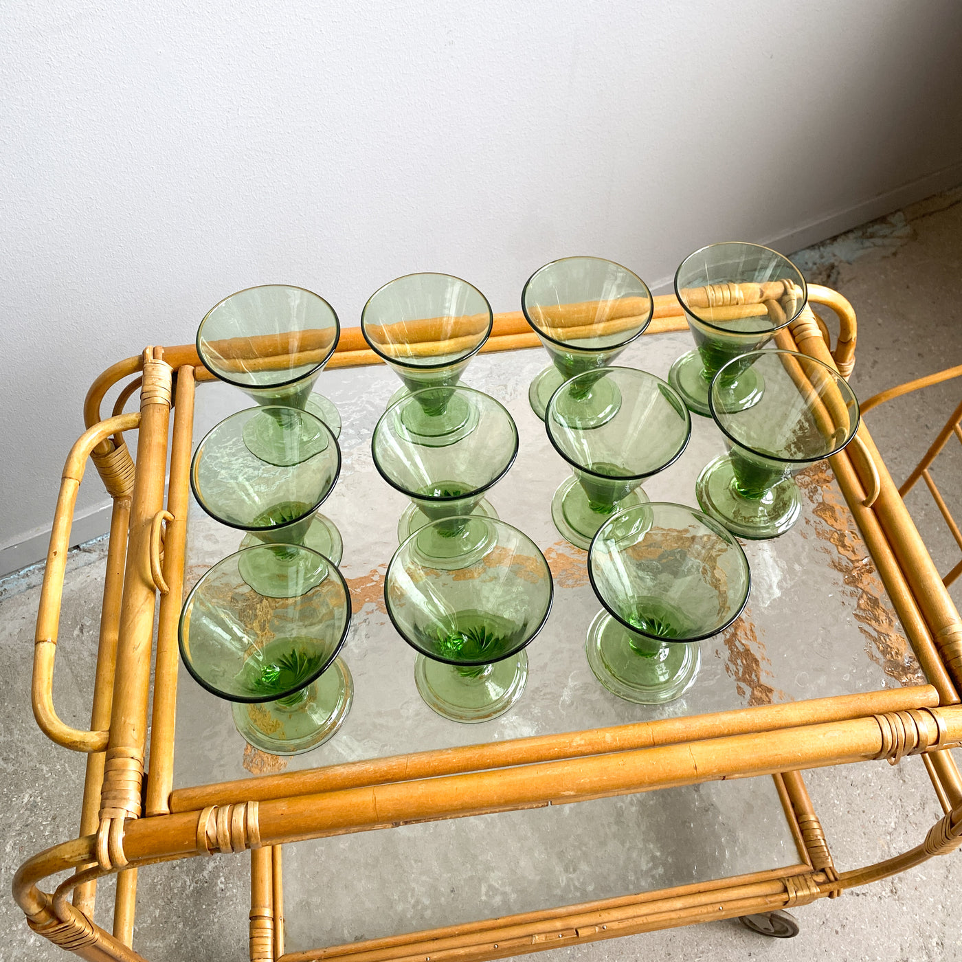11 st gröna glas på fot