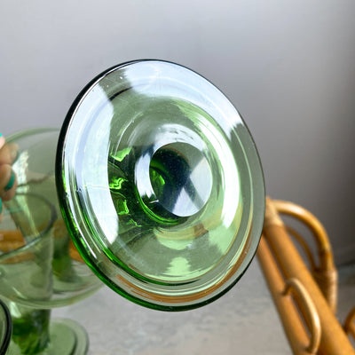 11 st gröna glas på fot