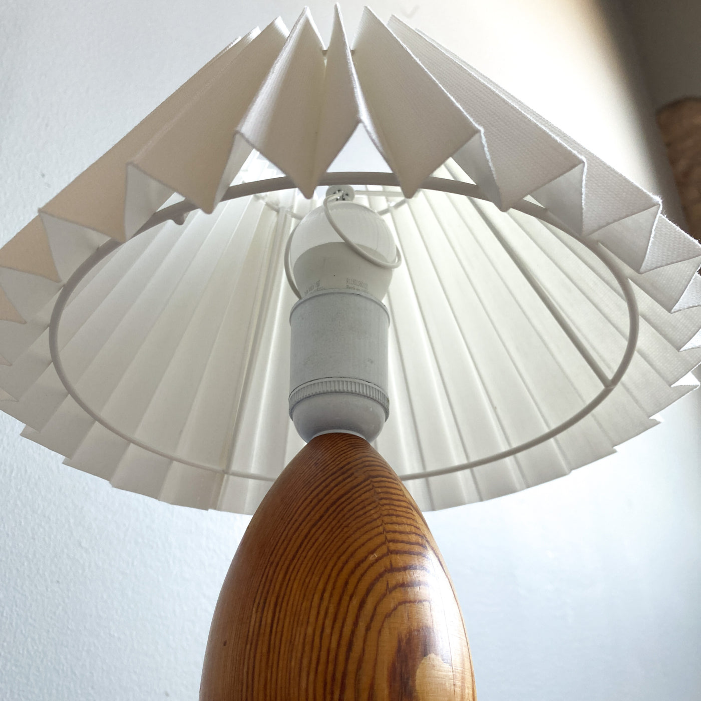Bordslampa i furu med plisserad skärm