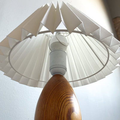 Bordslampa i furu med plisserad skärm