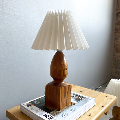 Bordslampa i furu med plisserad skärm
