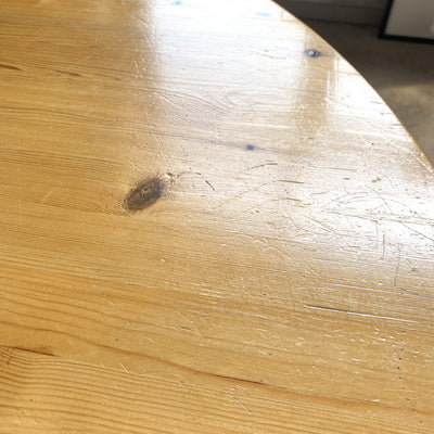 Runt matbord i furu med en iläggsskiva