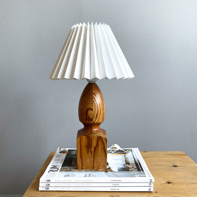 Bordslampa i furu med plisserad skärm