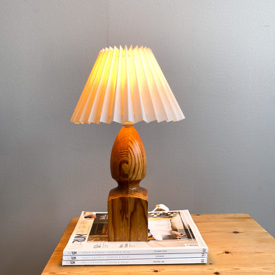 Bordslampa i furu med plisserad skärm