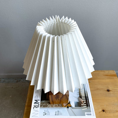 Bordslampa i furu med plisserad skärm