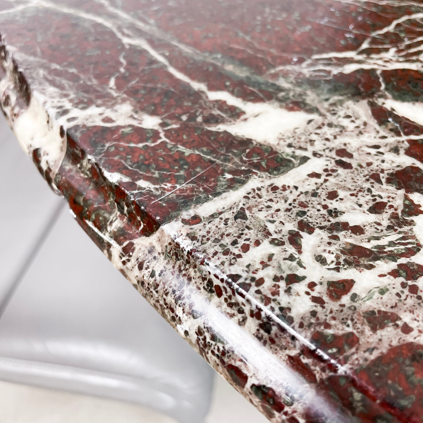 Matbord i marmor och krom