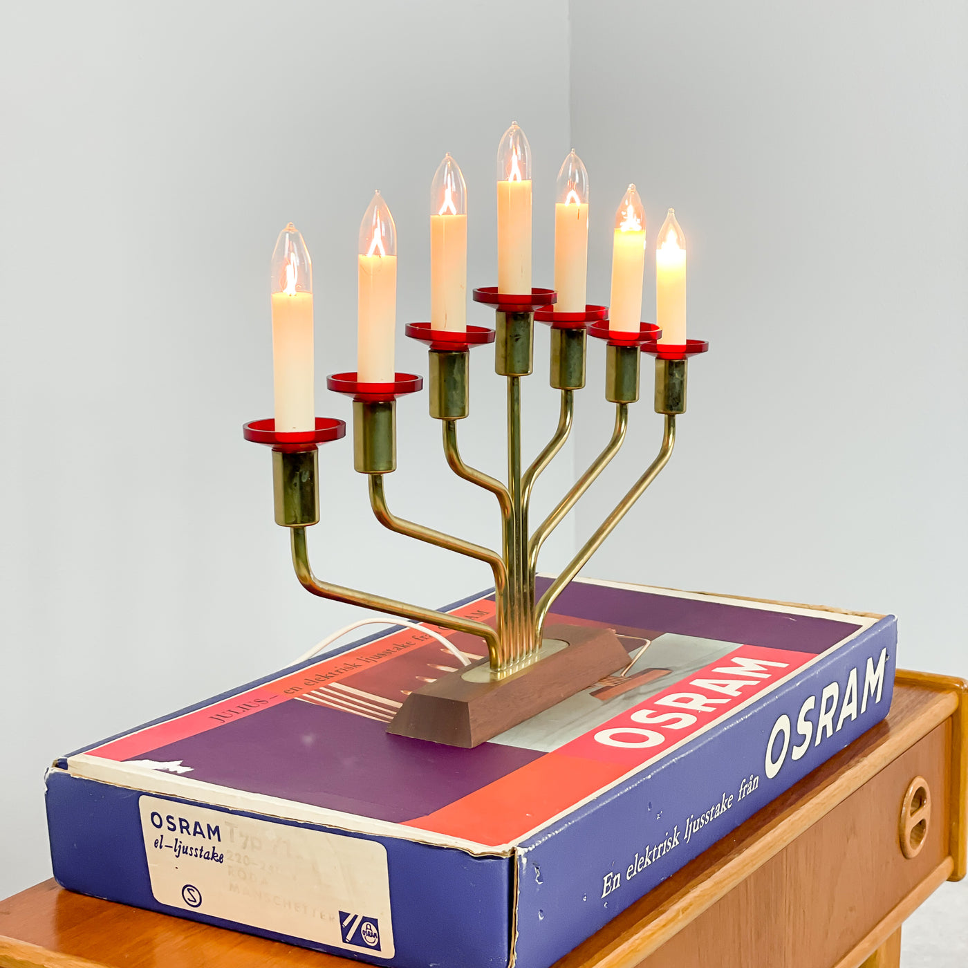 Adventsljusstake mässing och teak - röda manchetter
