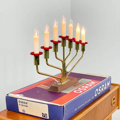 Adventsljusstake mässing och teak - röda manchetter