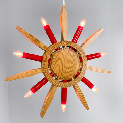 Adventsstjärna furu med röda ljus