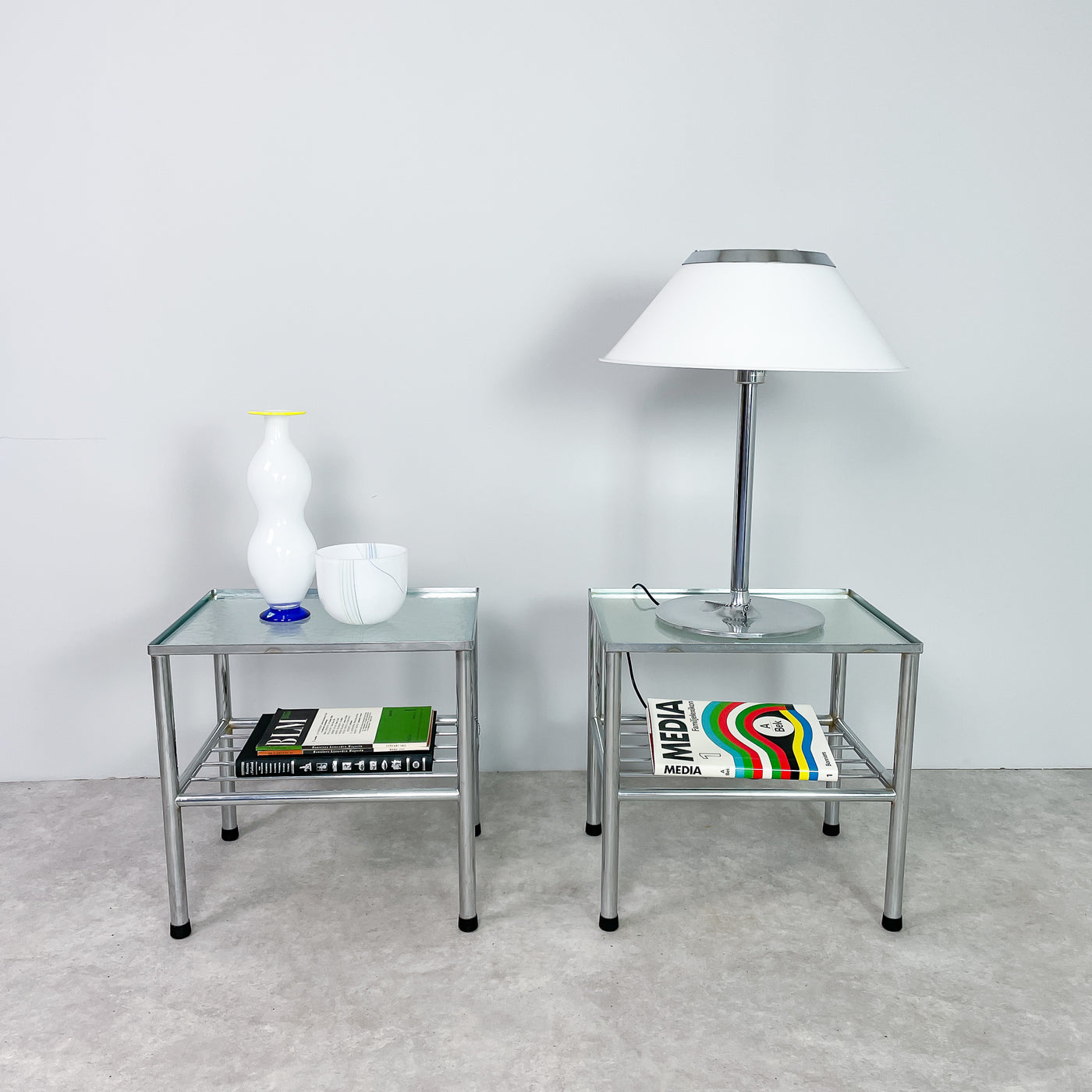 Bord i frostat glas och krom - par