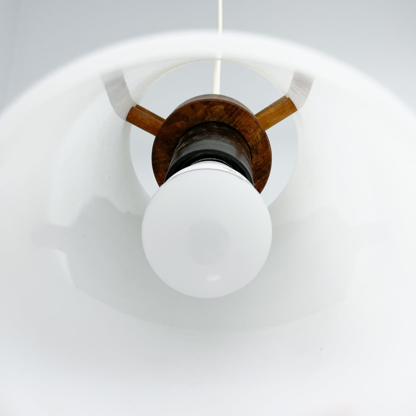 Lampa i vitt och trä