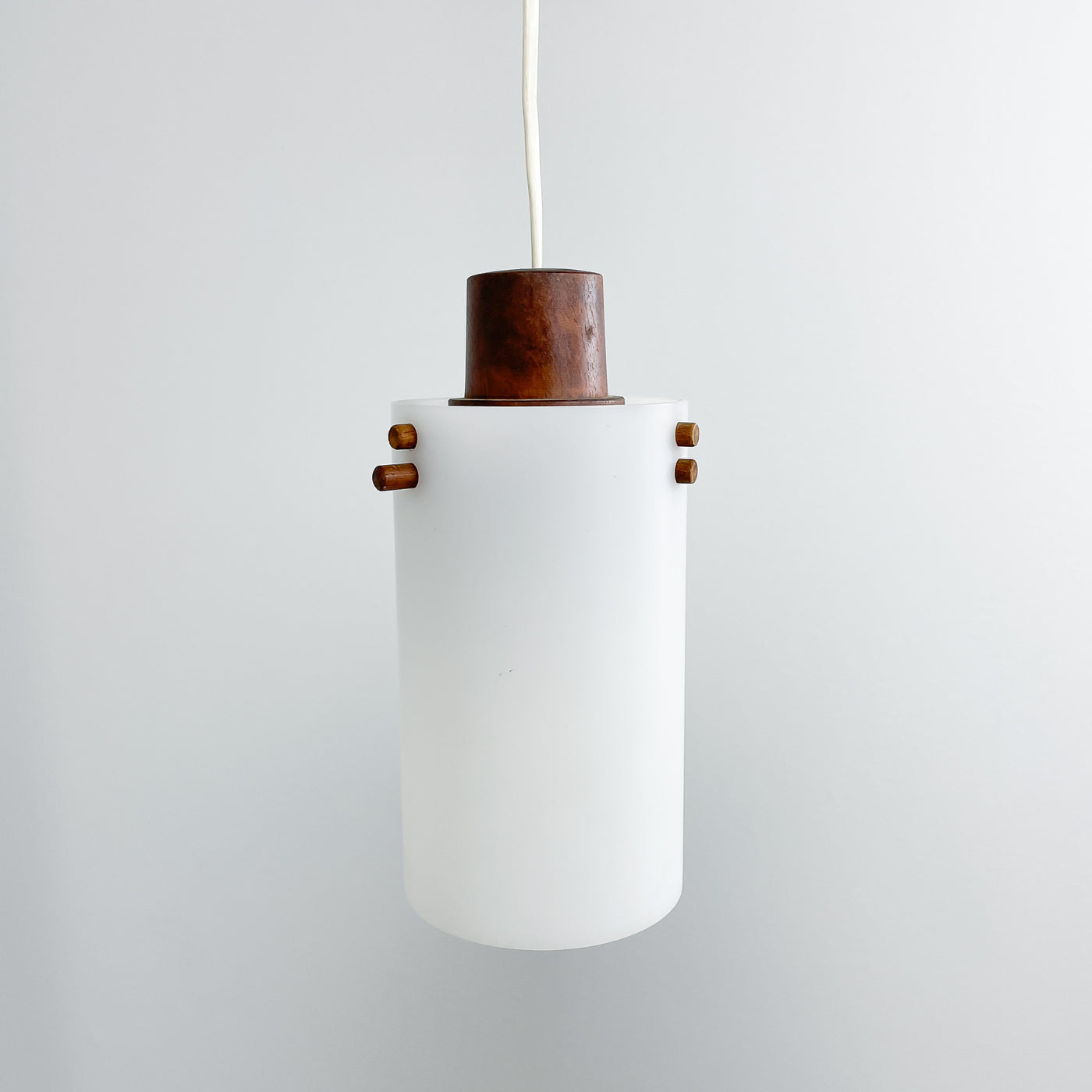 Lampa i vitt och trä