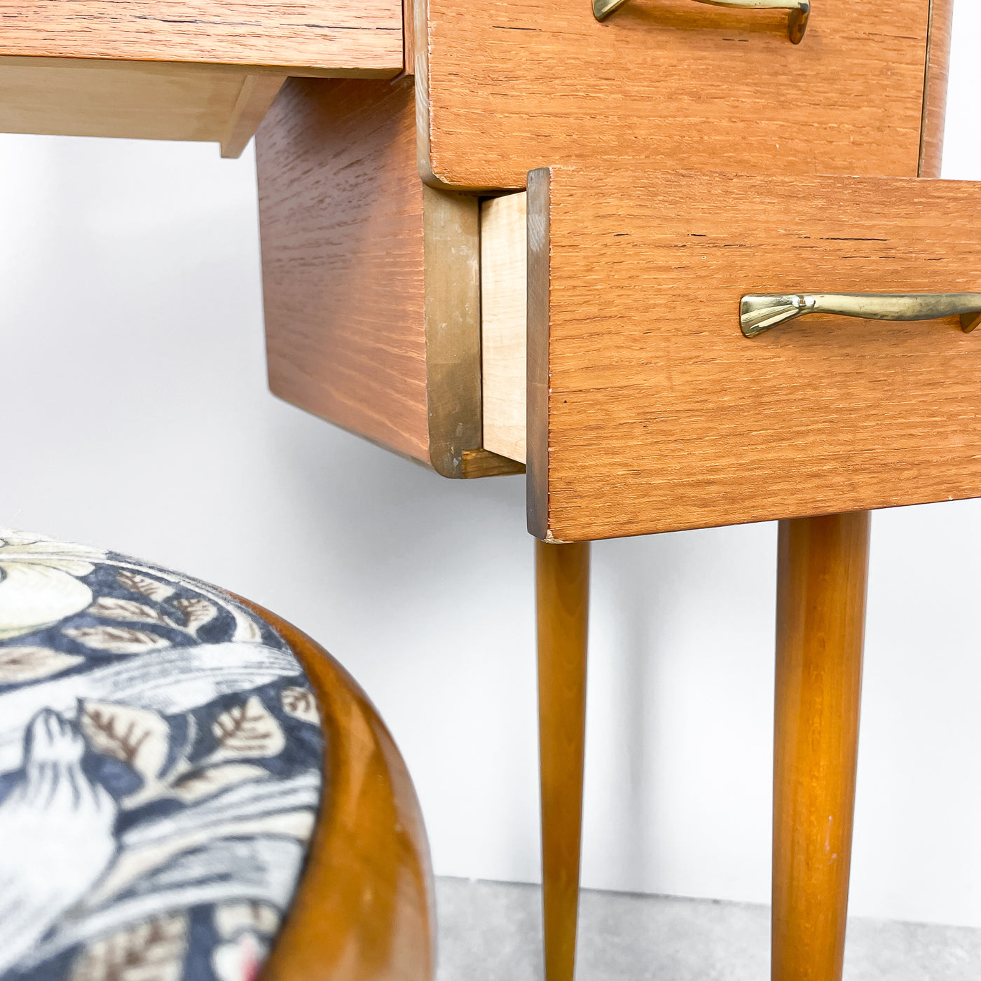 Sminkbord i teak med spegel - Fröseke