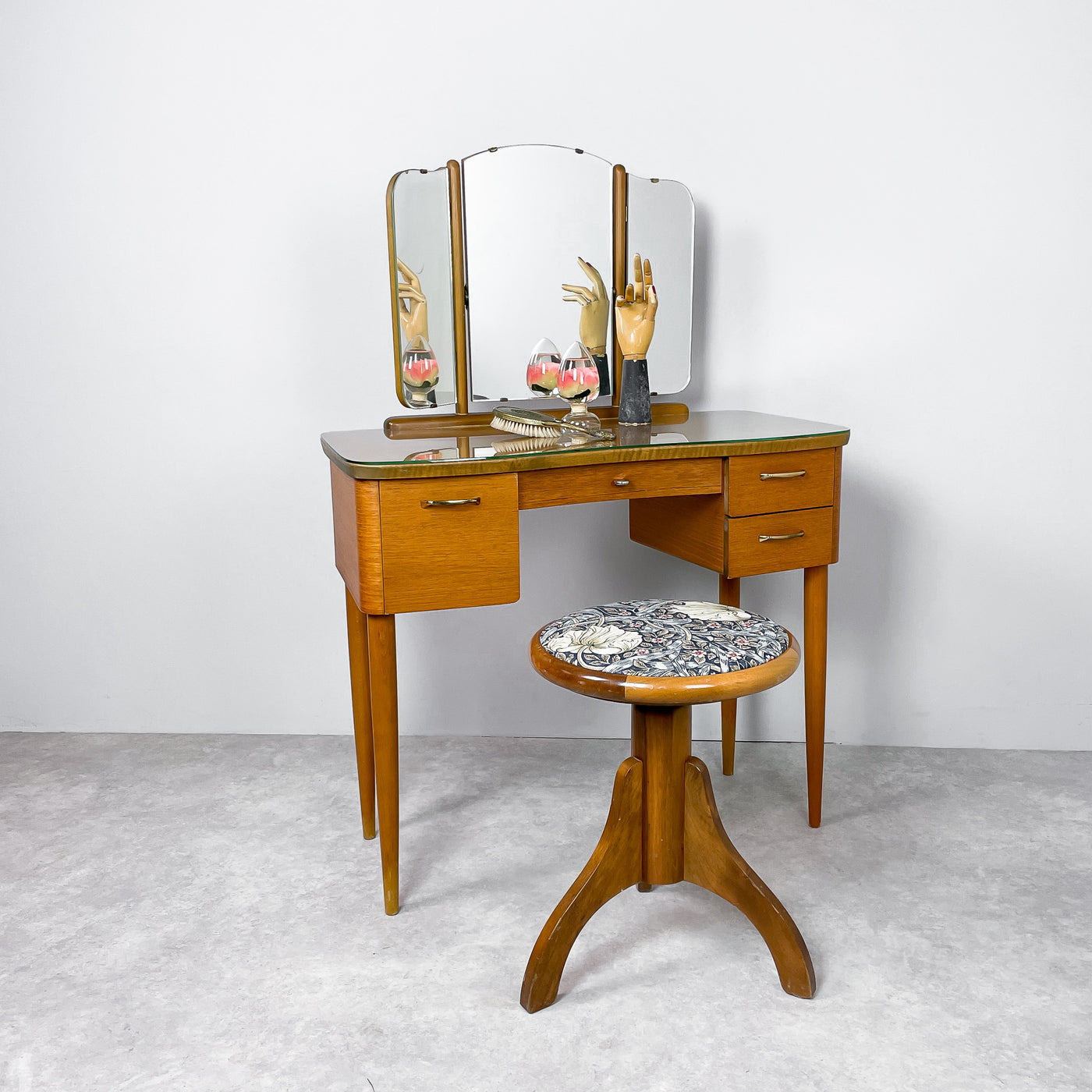 Sminkbord i teak med spegel - Fröseke
