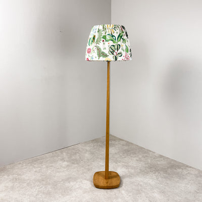 Golvlampa i ek med blommig skärm