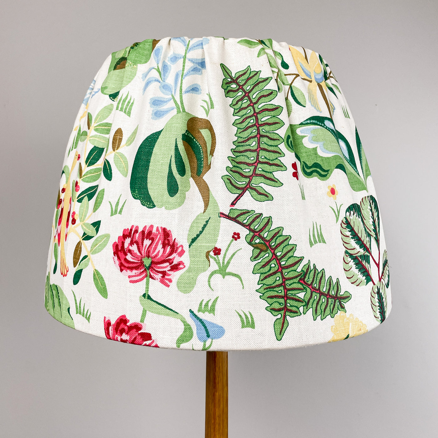 Golvlampa i ek med blommig skärm