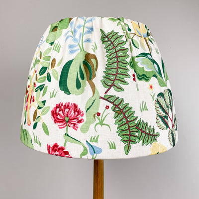 Golvlampa i ek med blommig skärm
