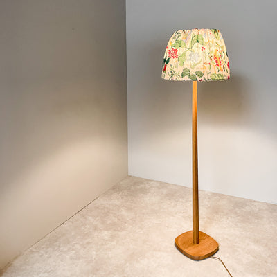 Golvlampa i ek med blommig skärm