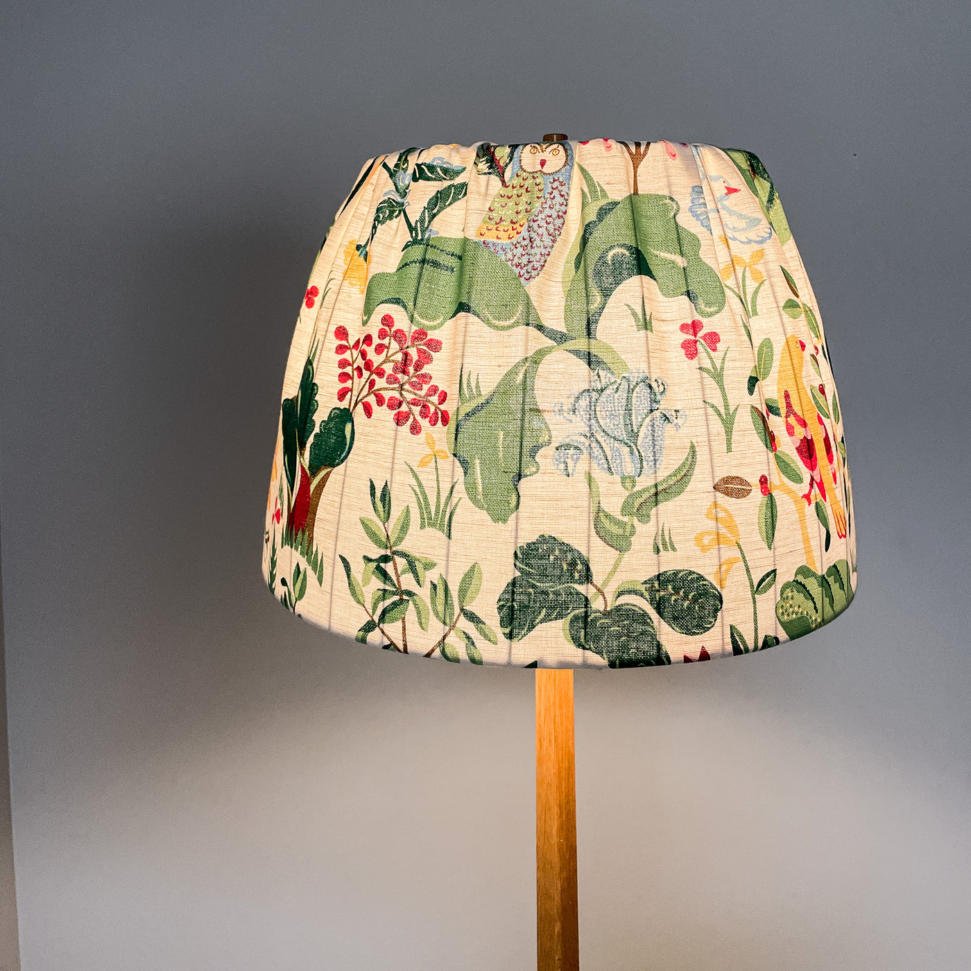 Golvlampa i ek med blommig skärm