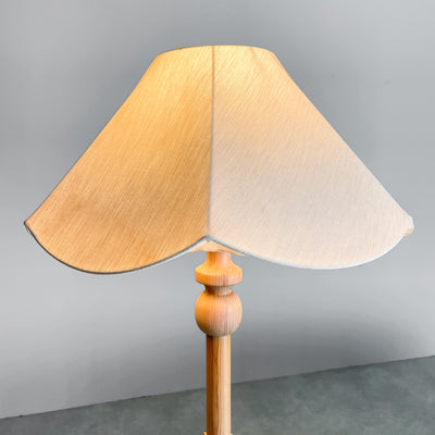 Golvlampa i furu med vit skärm