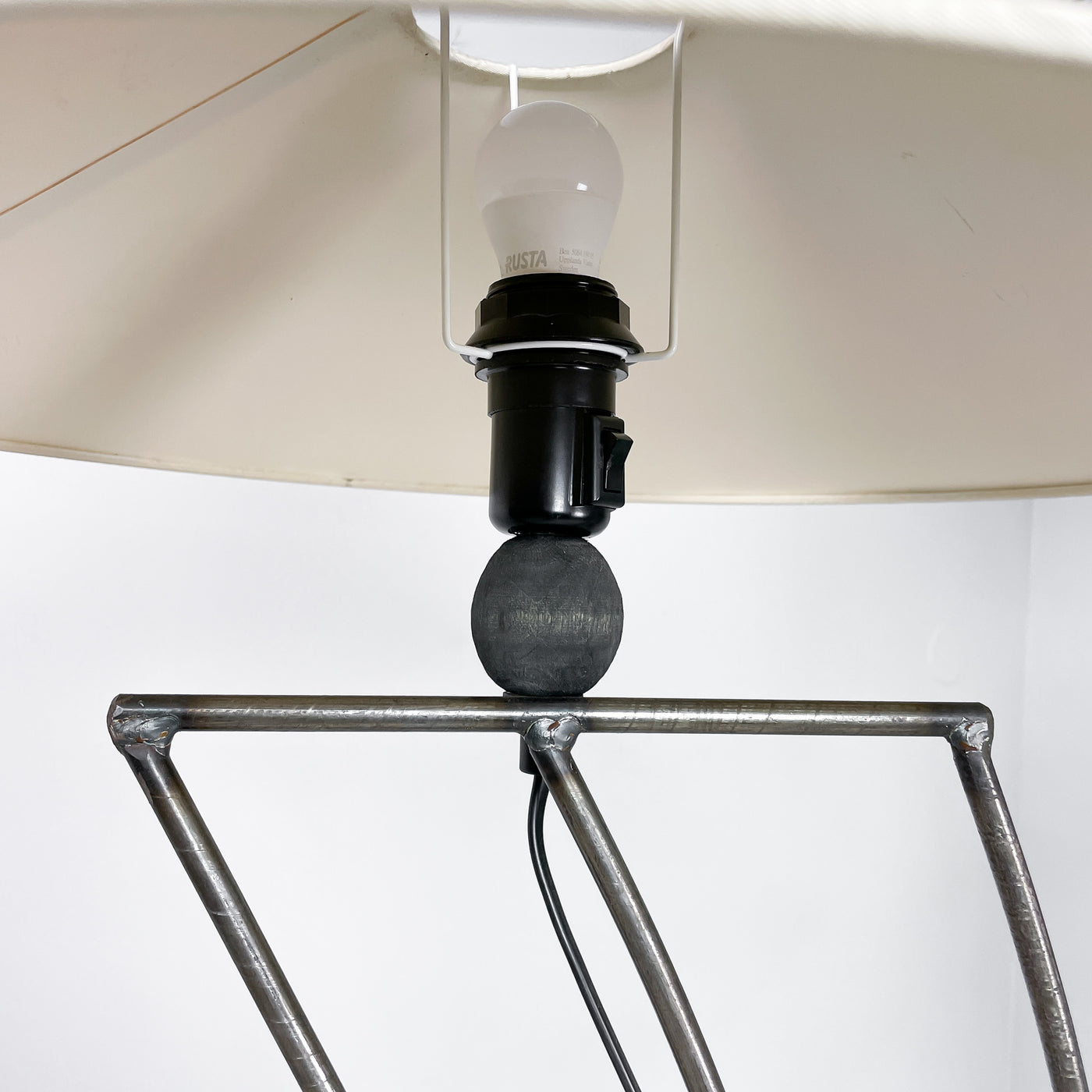 Golvlampa i metall