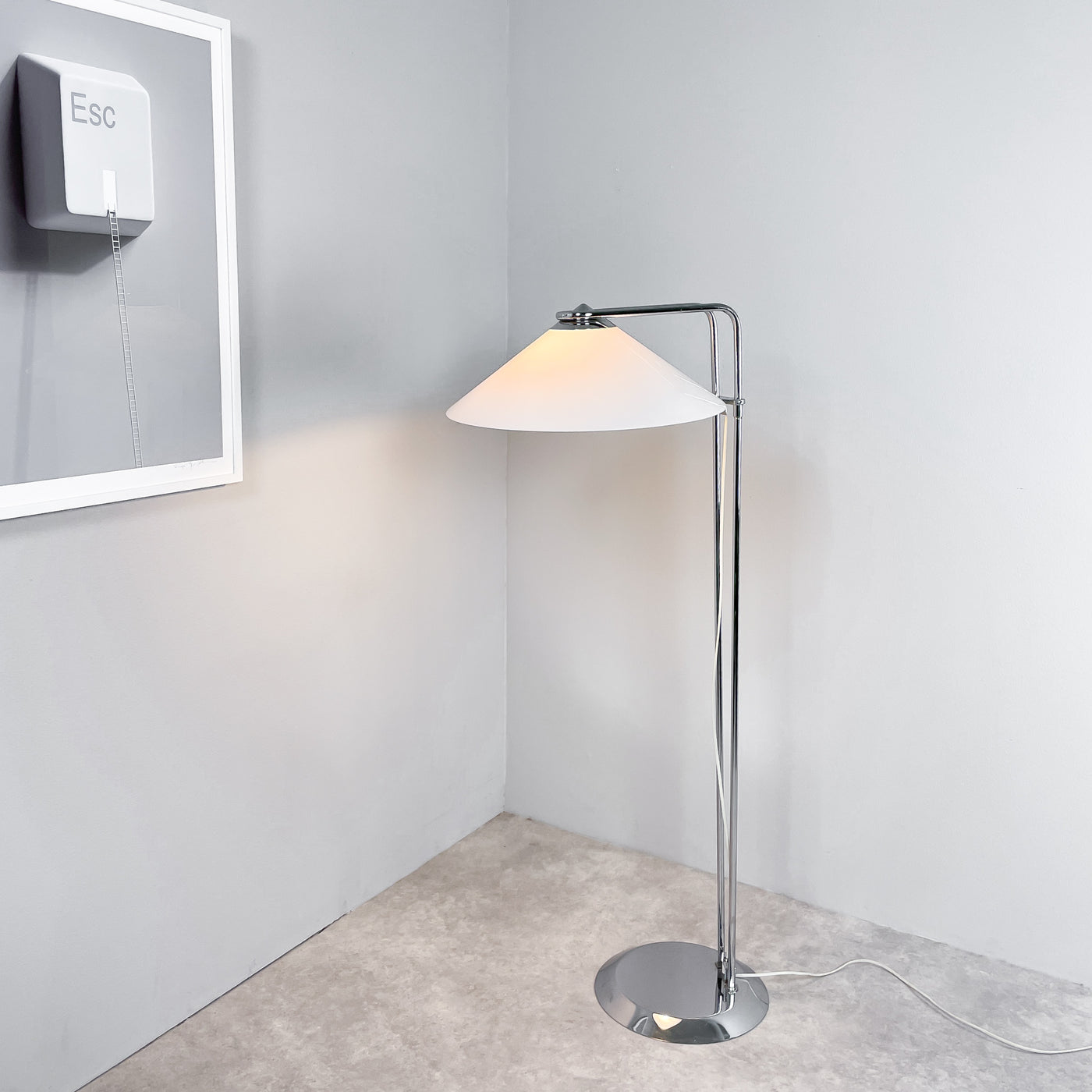 Golvlampa vit och krom