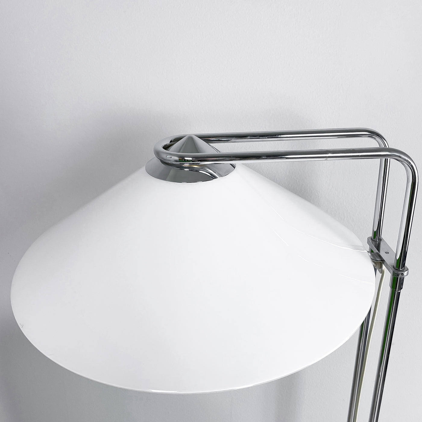 Golvlampa vit och krom