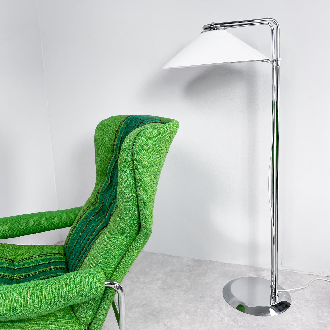 Golvlampa vit och krom