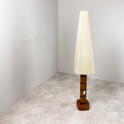 Golvlampa i teak med vit skärm