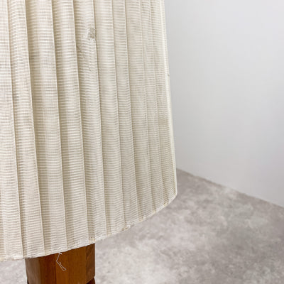 Golvlampa i teak med vit skärm
