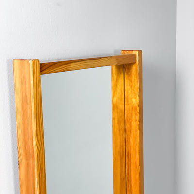 Spegel i furu med hylla