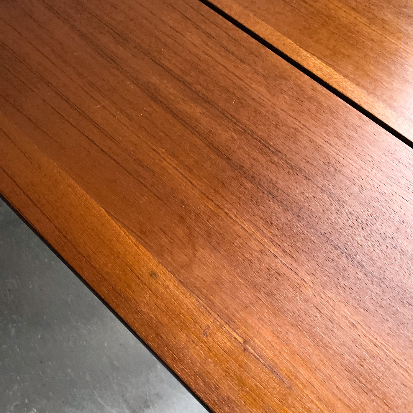 Matbord i teak med utdragsskivor
