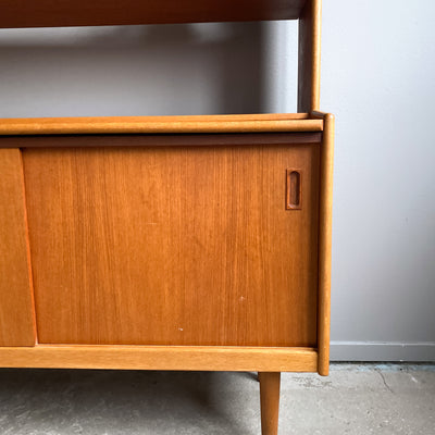 Teakhylla med detaljer i ek