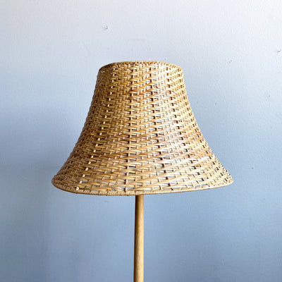 Golvlampa i ek med rottingskärm