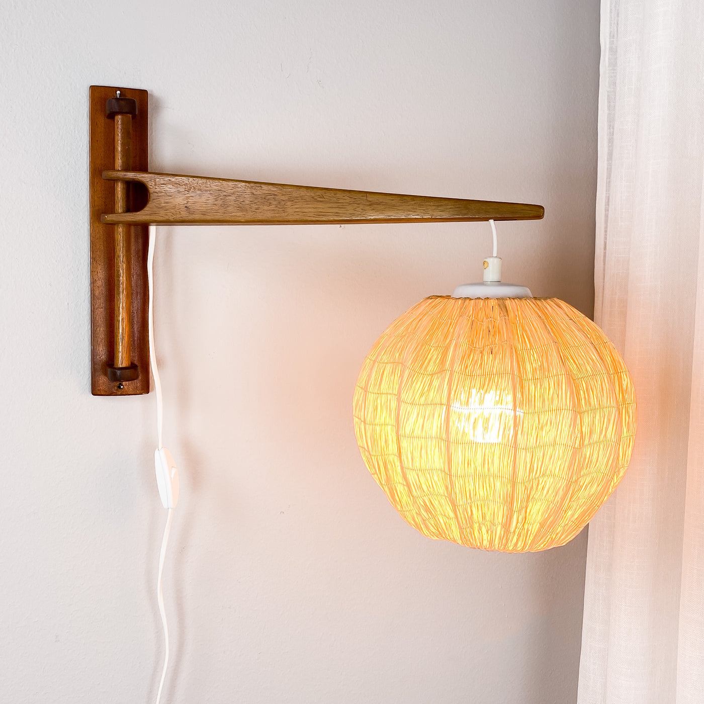 Vägglampa med rund skärm