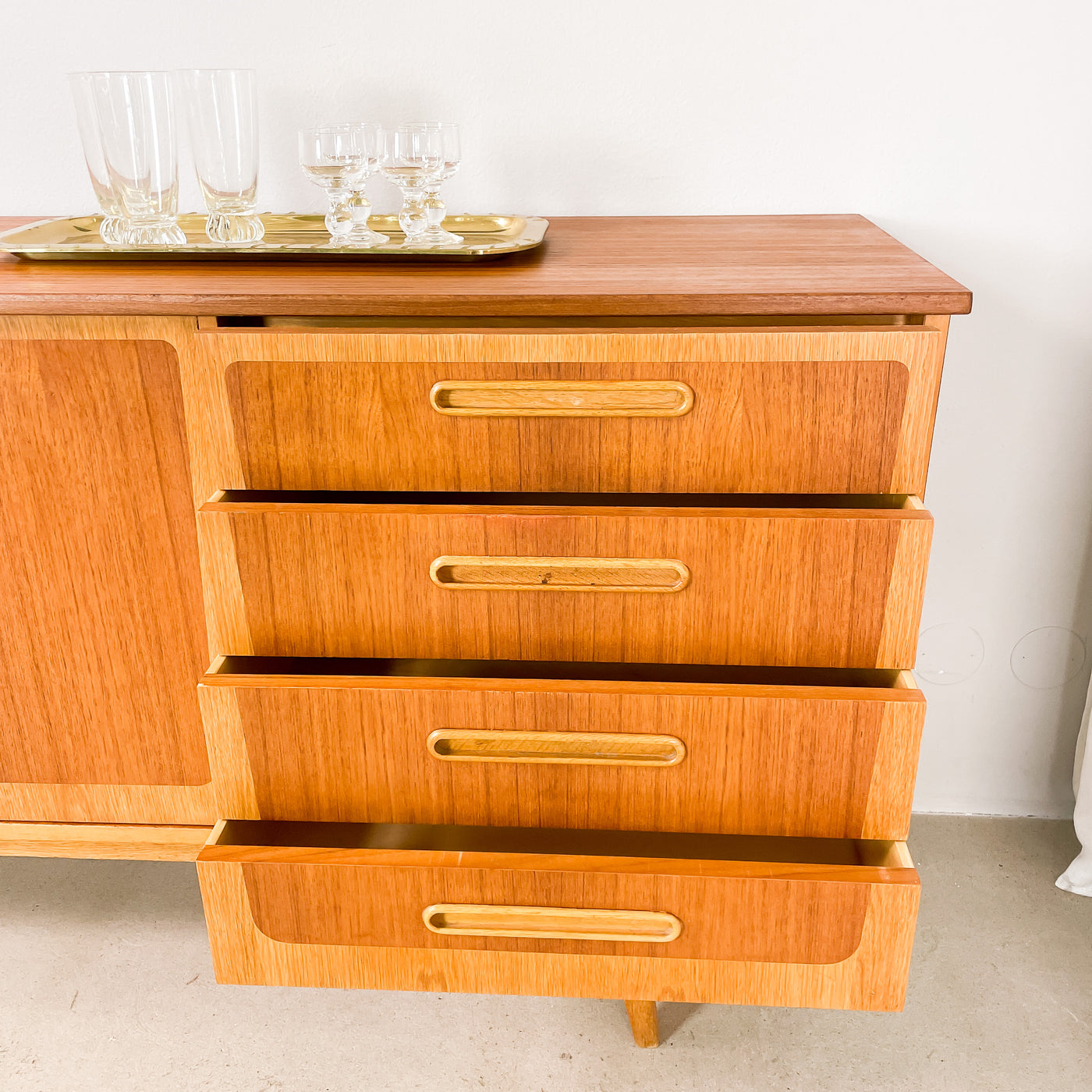 Sideboard i teak och ek