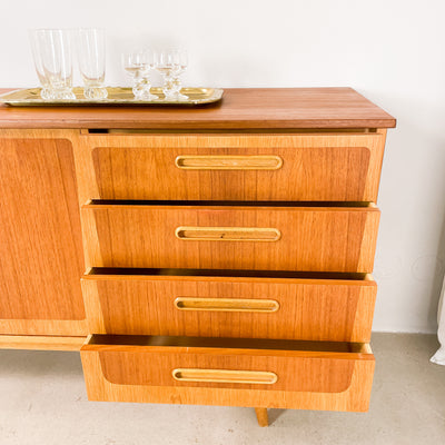 Sideboard i teak och ek