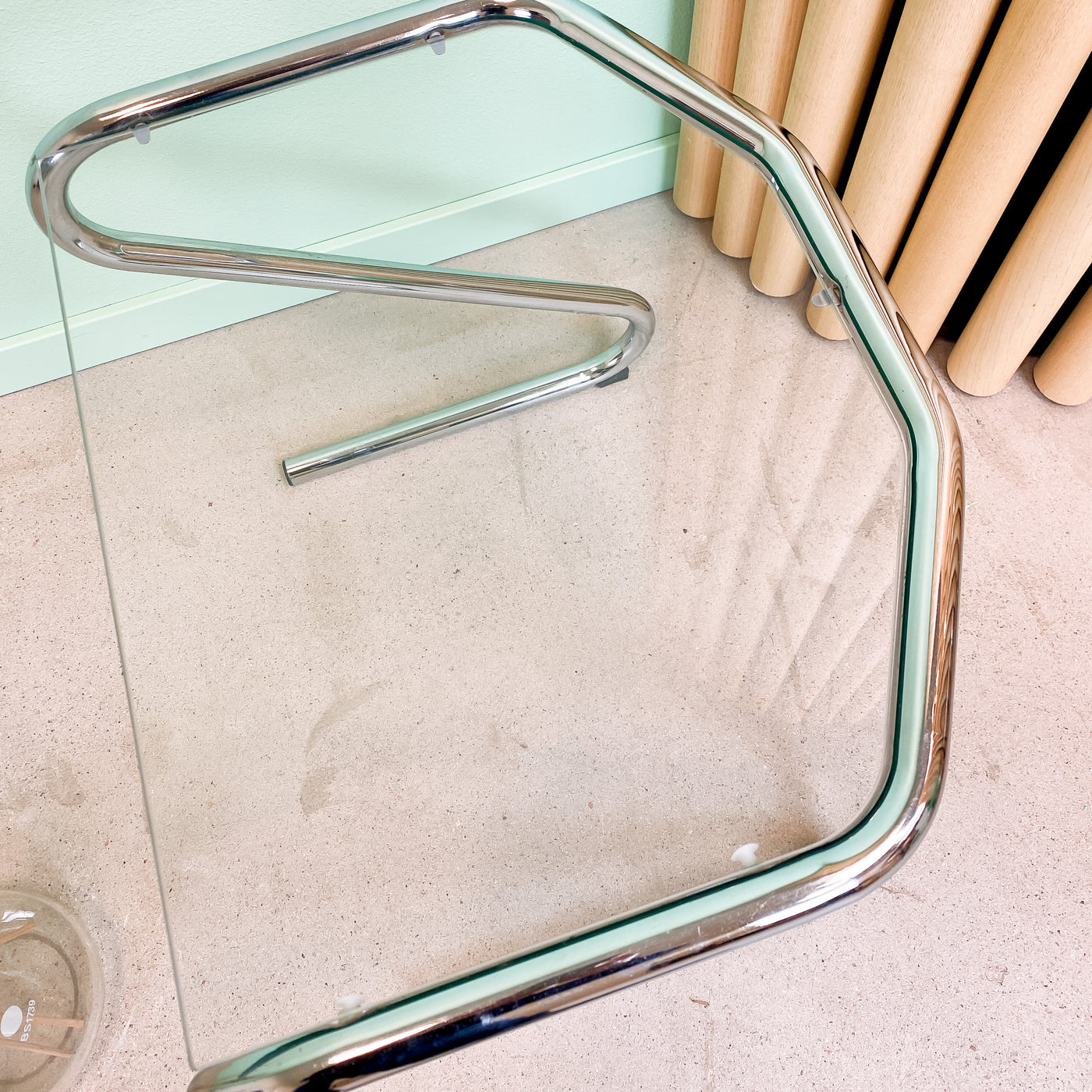 Sidobord i glas och krom