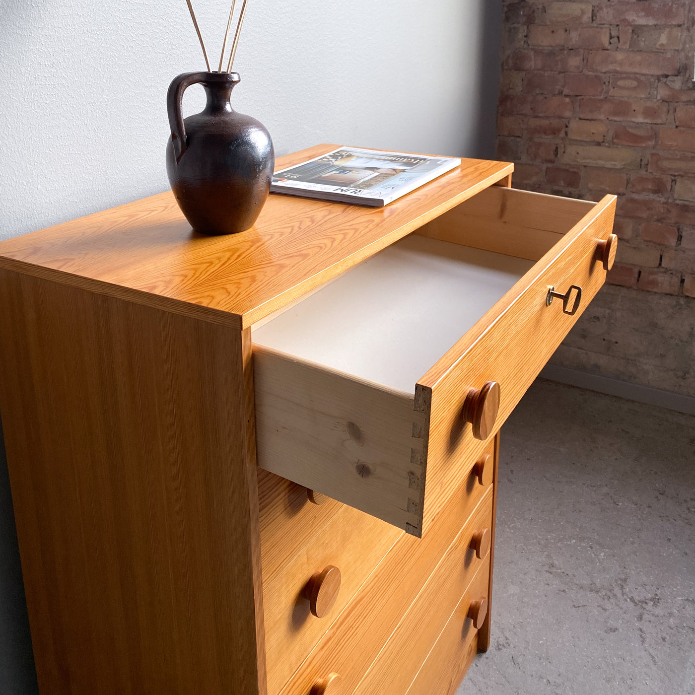 Hög furu byrå -70-tal | Vintagebyrån | Second hand Varberg