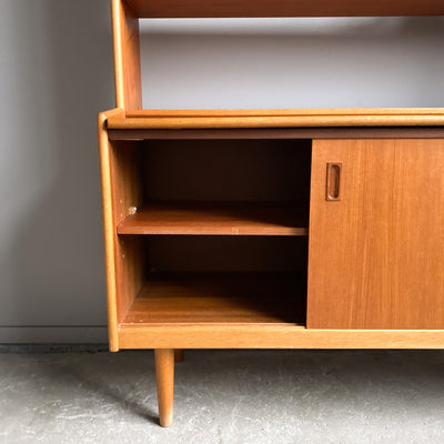 Teakhylla med detaljer i ek