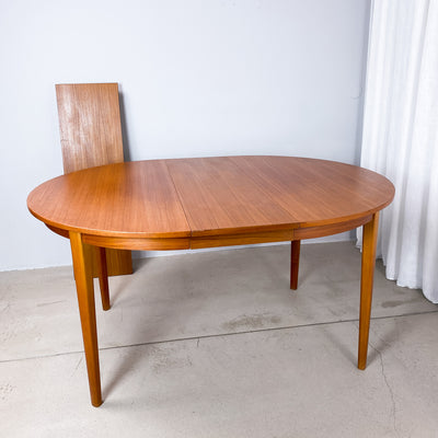 Runt matbord i teak