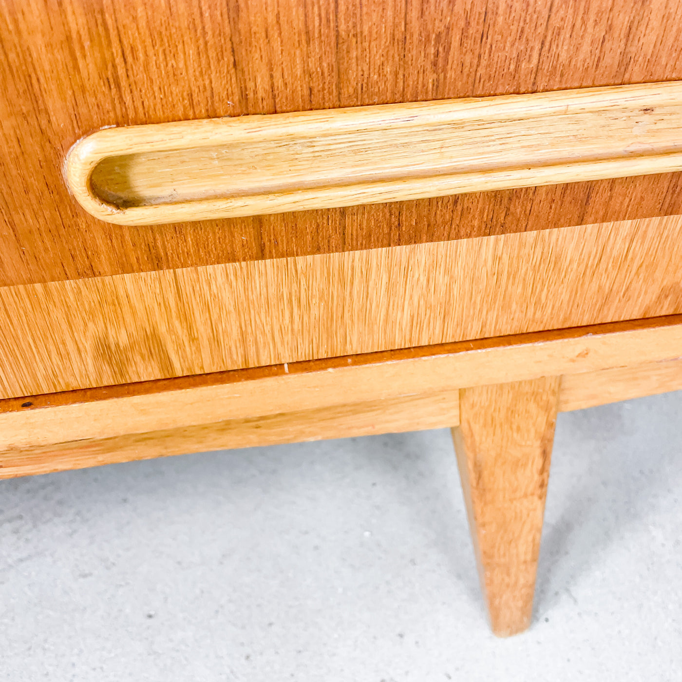 Sideboard i teak och ek