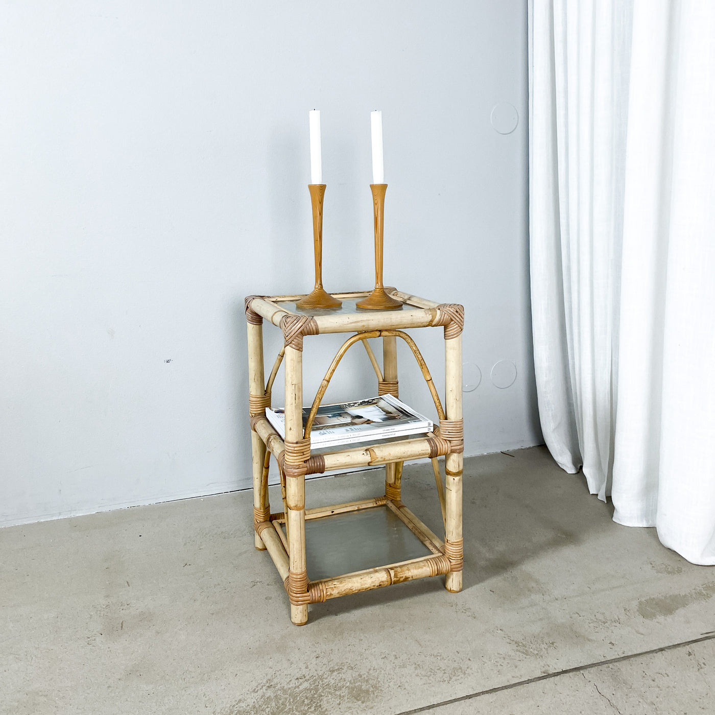 Sidobord/hylla i bambu och glas